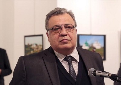 Nhìn lại ảnh đã chụp khoảnh khắc trước khi đại sứ Nga bị ám sát, nhiếp ảnh gia Ozbilici sốc khi phát hiện sát thủ đứng ngay sau lưng đại sứ. Ảnh: AP