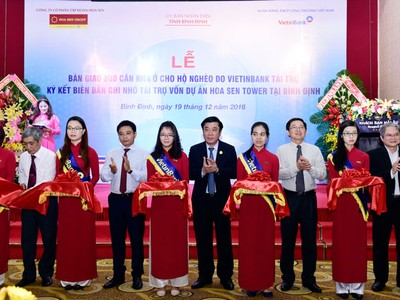 Các đại biểu thực hiện nghi thức cắt băng bàn giao 200 căn nhà ở cho hộ nghèo.