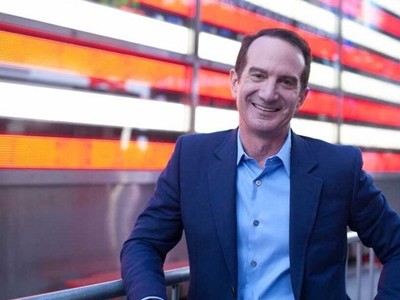 David Bach cho rằng mua nhà là quy tắc làm giàu cơ bản. Ảnh: David Bach