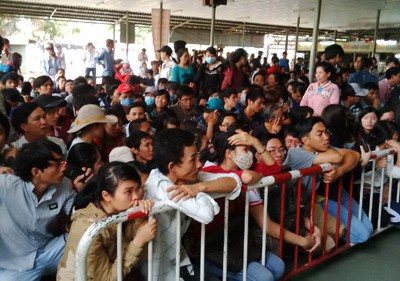 Xăng tăng giá mạnh, vé xe được dự đoán sẽ tăng, vấn đề đau đầu của những người đi làm ăn xa quê khi tết đến.