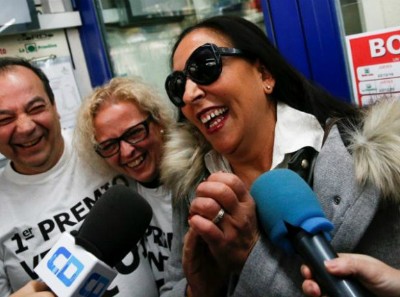 Những người trúng giải nhất vui mừng trước chiến thắng. Ảnh: Reuters