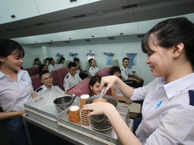 Giờ thực tập mô phỏng chuyến bay của học sinh lớp tiếp viên hàng không K46 