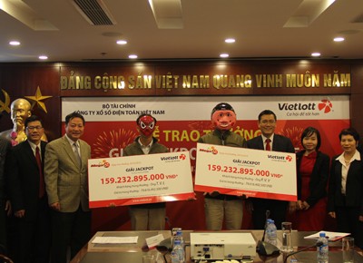 Lần đầu tiên có hai khách hàng cùng lĩnh thưởng giải đặc biệt Jackpot của Vietlott.
