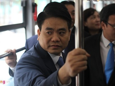 Chủ tịch Hà Nội trực tiếp kiểm tra cách vận hành của buýt nhanh. Ảnh: Văn Chương.