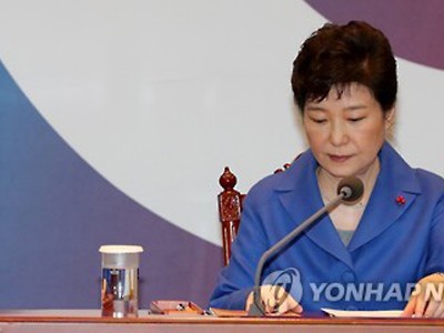 Tổng thống Hàn Quốc Park Geun-hye trong cuộc gặp nội các ngày 9/12/2016. Ảnh: Yonhap