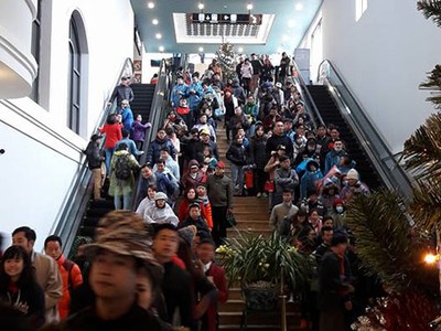 Mưa gió, hàng nghìn du khách vẫn leo Fansipan ngày đầu năm