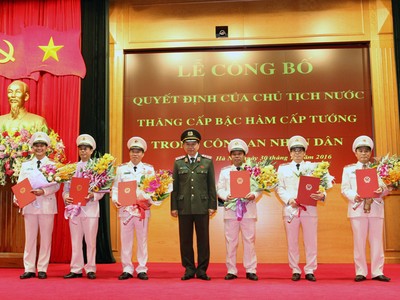 Thừa ủy quyền của Chủ tịch nước, Bộ trưởng Tô Lâm trao Quyết định của Chủ tịch nước tặng các đồng chí được thăng cấp bậc hàm cấp Tướng. Ảnh MPS