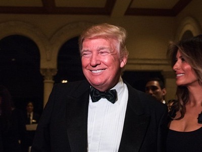 Tổng thống đắc cử Mỹ Donald Trump và vợ, bà Melania, có mặt tại buổi tiệc mừng năm mới ở Mar-a-Lago. Ảnh: New York Times