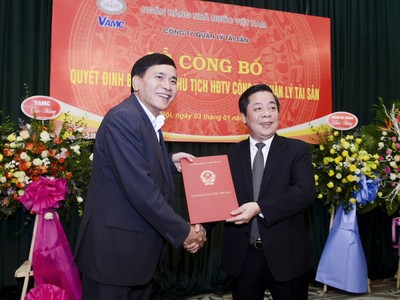 Phó Thống đốc Nguyễn Kim Anh trao Quyết định bổ nhiệm Chủ tịch HĐTV VAMC cho ông Nguyễn Tiến Đông