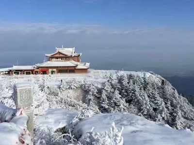 Tuyết phủ trắng núi Nga Mi