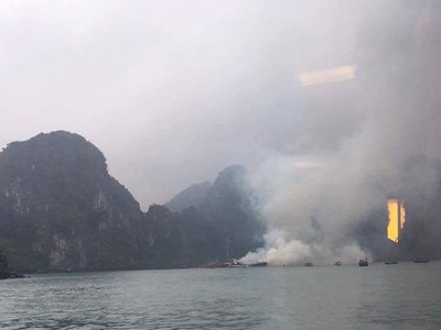 Tàu chở 14 du khách nước ngoài bốc cháy dữ dội trên Vịnh Hạ Long