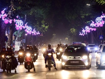 Hà Nội giảm lòe loẹt trong trang trí đường phố