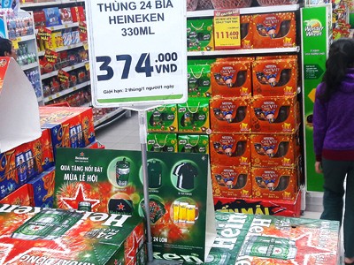 Khách mua ồ ạt khiến siêu thị phải treo biển hạn chế vì sợ đầu cơ. Ảnh: Phương Đông