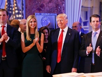 Trump và các con tại buổi họp báo hôm qua. Ảnh: Reuters