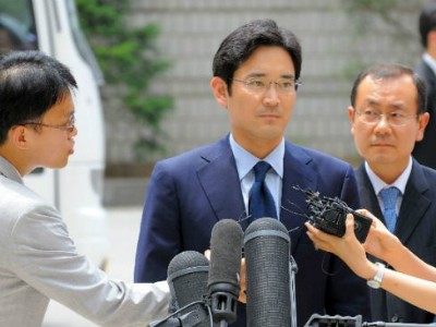 Lee Jae-yong (giữa) là con trai của chủ tịch tập đoàn Samsung. Ảnh: AFP