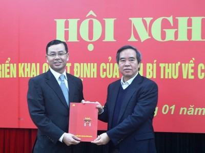 Trưởng Ban Kinh tế Trung ương Nguyễn Văn Bình trao quyết định cho ông Ngô Văn Tuấn. Ảnh VGP/Huy Thắng
