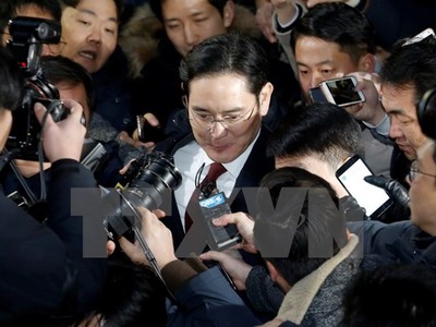 Phó Chủ tịch tập đoàn Samsung của Hàn Quốc Lee Jae-yong (giữa) trả lời báo giới tại Seoul ngày 13/1. (Nguồn: EPA/TTXVN)