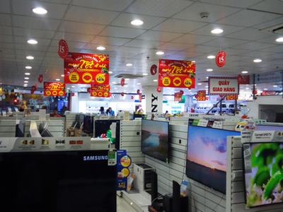 Tại các siêu thị điện máy vùng ven, dù đã triển khai rất nhiều chương trình khuyến mãi nhưng lượng khách đến tham quan mua sắm chưa nhiều.