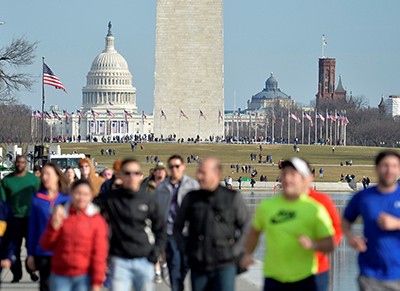 Du khách đi qua gần tòa nhà Quốc hội Mỹ, nơi sẽ diễn ra lễ nhậm chức của Trump ở Washington. Ảnh: Reuters