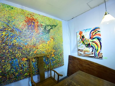 Tranh gà đua sắc trong triển lãm đón Tết Đinh Dậu