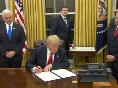 Trump sợ thiếu bút khi ký các văn bản đầu tiên