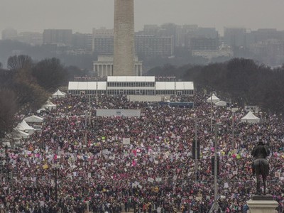 Đám đông tham gia cuộc "Tuần hành Chị em" ở Washington D.C hôm 21/1. Ảnh: Washington Post