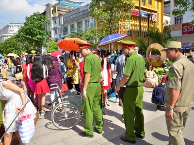 Lực lượng chức năng làm nhiệm vụ tại đường hoa Nguyễn Huệ. Ảnh: N.T.
