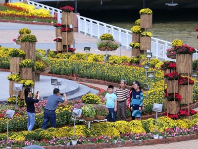 Sông Hàn Đà Nẵng 'khoác áo' hoa đón Tết