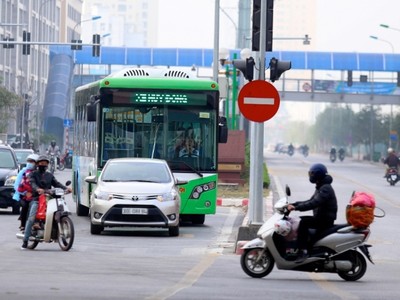 Đường thoáng, nhiều phương tiện vẫn lấn làn xe buýt nhanh