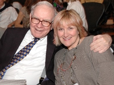 Warren Buffett và Susan Alice Buffett trong một sự kiện. Ảnh: Alchetron