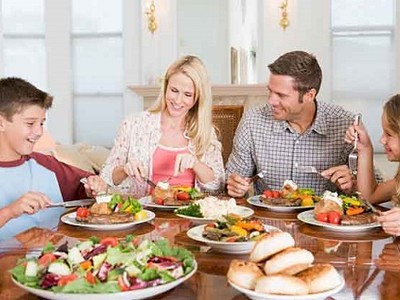 Người phương Tây không có thói quen mời cả nhà ăn cơm. Ảnh: Stuff.