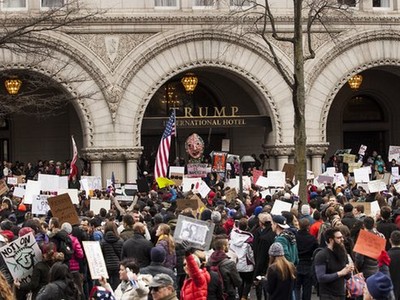 Đám đông người biểu tình tụ tập trước cửa khách sạn quốc tế Trump tại Washington hồi tháng trước (Nguồn: Zach Gibson/Getty Images)