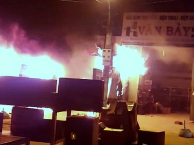 Ngọn lửa nhanh chóng lan nhanh thiêu rụi nhiều tài sản có giá trị. Ảnh: Trần Hiếu