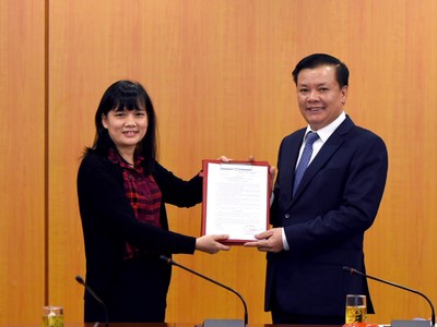 Bộ trưởng Đinh Tiến Dũng trao quyết định cho bà Phan Thị Thu Hiền.