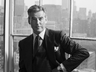 Triển lãm đồng hồ dành cho quý ông Salon International de la Haute Horlogerie lần thứ 27 (SIHH) vừa diễn ra tại Geneva, Thụy Sỹ quy tụ 30 hãng danh tiếng với con số giao dịch lên tới hàng tỷ USD. Đại sứ thương hiệu Speake-Marin - diễn viên gạo cội trong loạt phim "Điệp viên 007" - Pierce Brosnan tại triển lãm SIHH với chiếc Speake-Marin Resilience trên cổ tay.