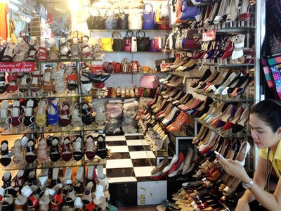 Nhiều hộ kinh doanh nhỏ sẽ không thể đứng tên vay vốn ngân hàng nếu không chuyển đổi thành doanh nghiệp. Ảnh minh họa: Hồng Châu.