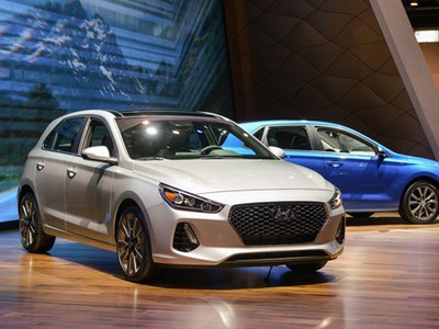 Elantra GT 2018 ra mắt tại Chicago Motor Show 2017. Ảnh: Motor1.