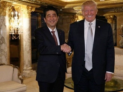 Ông Abe và ông Trump gặp nhau tại Trump Tower năm ngoái. Ảnh: AP
