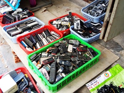 Chợ bán 'xác' thiết bị điện tử trên vỉa hè Sài Gòn