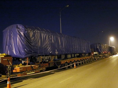 4 toa tàu, đầu máy được tập kết trên đường Lê Trọng Tấn (Hà Đông) vào rạng sáng nay. Ảnh: Bá Đô