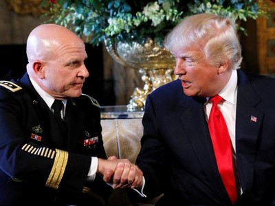 Tổng thống Donald Trump (phải) bắt tay tướng H. R. McMaster khi công bố quyết định bổ nhiệm tân cố vấn an ninh quốc gia Mỹ ở Florida hôm 20/2 (Ảnh: Reuters)