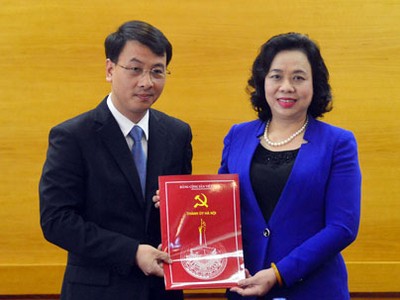Phó Bí thư Thường trực Thành ủy Hà Nội Ngô Thị Thanh Hằng trao quyết định cho đồng chí Trần Đình Cảnh.