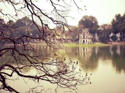 Hồ Gươm đẹp hoài cổ mùa cây trụi lá
