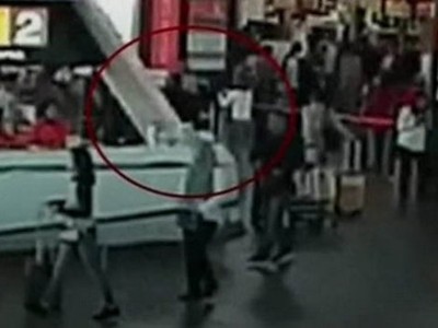 Hình ảnh từ camra an ninh cho thấy ông Kim Jong Nam bị tấn công từ phía sau - Ảnh: BBC