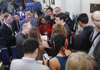 Các phóng viên báo chí xếp hàng hy vọng được vào cuộc họp báo Nhà Trắng hôm qua. Ảnh: AP