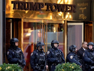 Cảnh sát thành phố New York đứng gác bên ngoài Trump 
