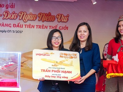 Vietjet trao tặng máy bay bằng vàng 1 kg  cho nữ hành khách may mắn