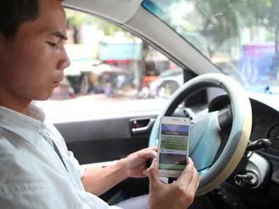 Taxi truyền thống xin nộp thuế theo cách áp dụng với Uber, Grab.