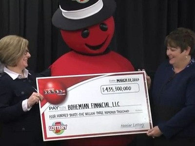 Công ty xổ số trao giải thưởng 435,3 triệu USD cho người đại diện. Ảnh: Cox