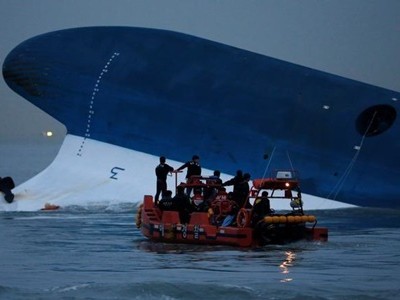 Hiện trường thảm họa chìm phà Sewol năm 2014. Ảnh: Reuters